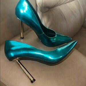 Elegant Teal metallic  Stiletto Heels size 7.5 
Unique heel